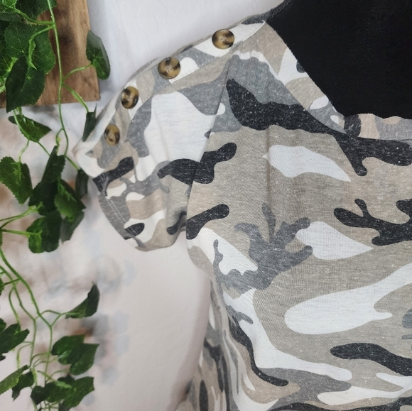 89th & Madison Camo Button Accent Tee Size Small - Picture 2 of 5